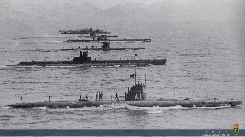 La Flotilla de Submarinos al completo durante unas maniobras en aguas de Baleares a principio de los años 20. Las dos unidades del fondo son dos torpederos.